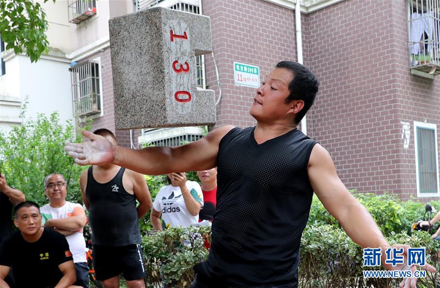 全民健身——石锁翻飞强健体魄