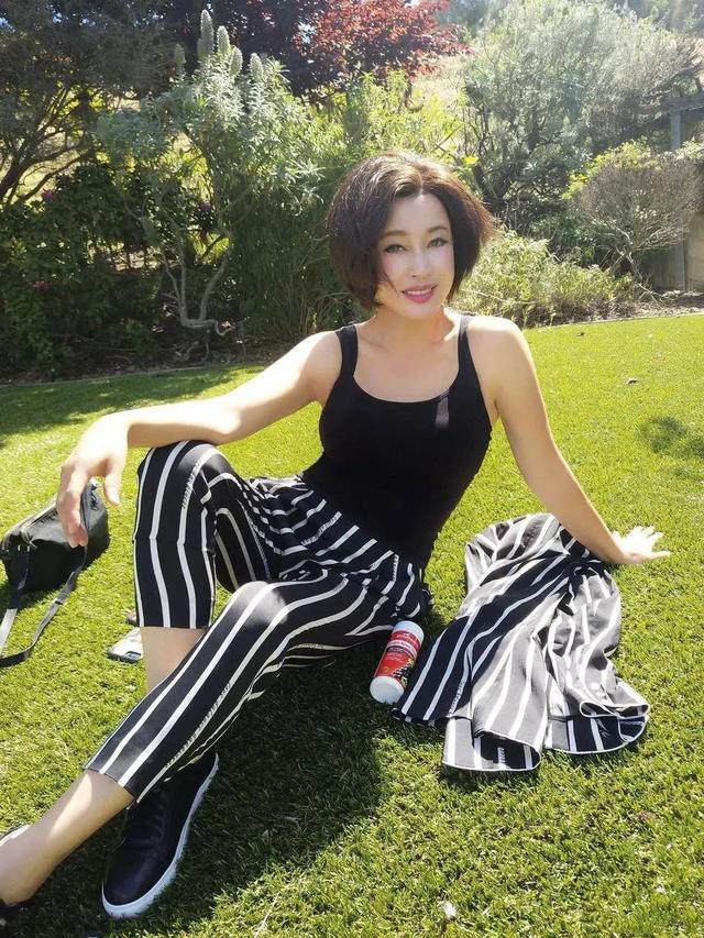 刘晓庆真会装"嫩",黑色背心搭条纹长裤年轻貌美,看着不像64岁