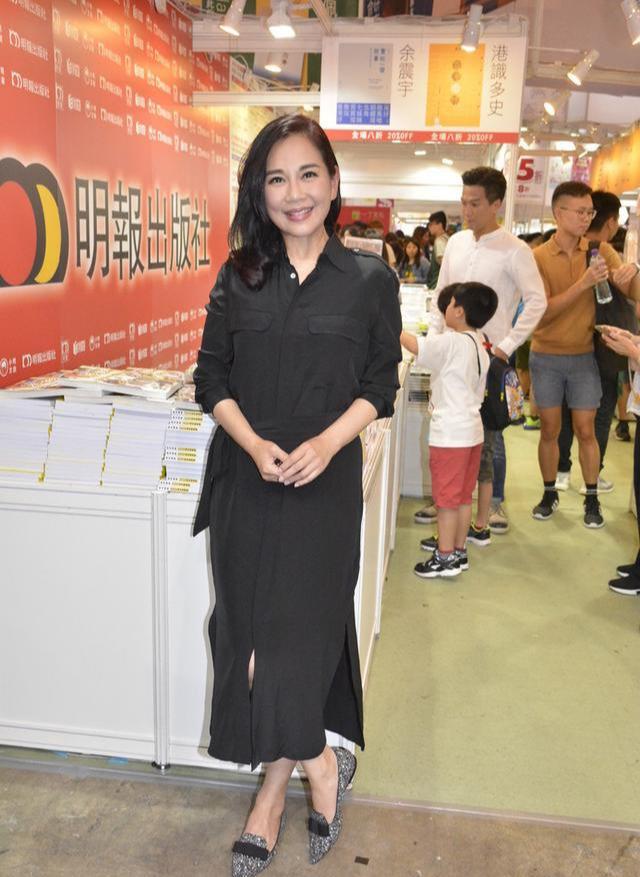 陈松伶气质是不错,中年女性中少有的,但不该穿短裤扮嫩!