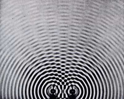 想象一下,在湖边漫步时,你和女朋友在相距很近的两点激起水波,两朵