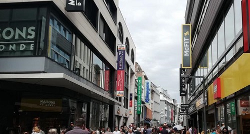 熙熙攘攘的科隆市中心