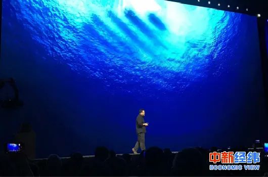 ▲罗永浩在“老人与海”黑科技发布会上