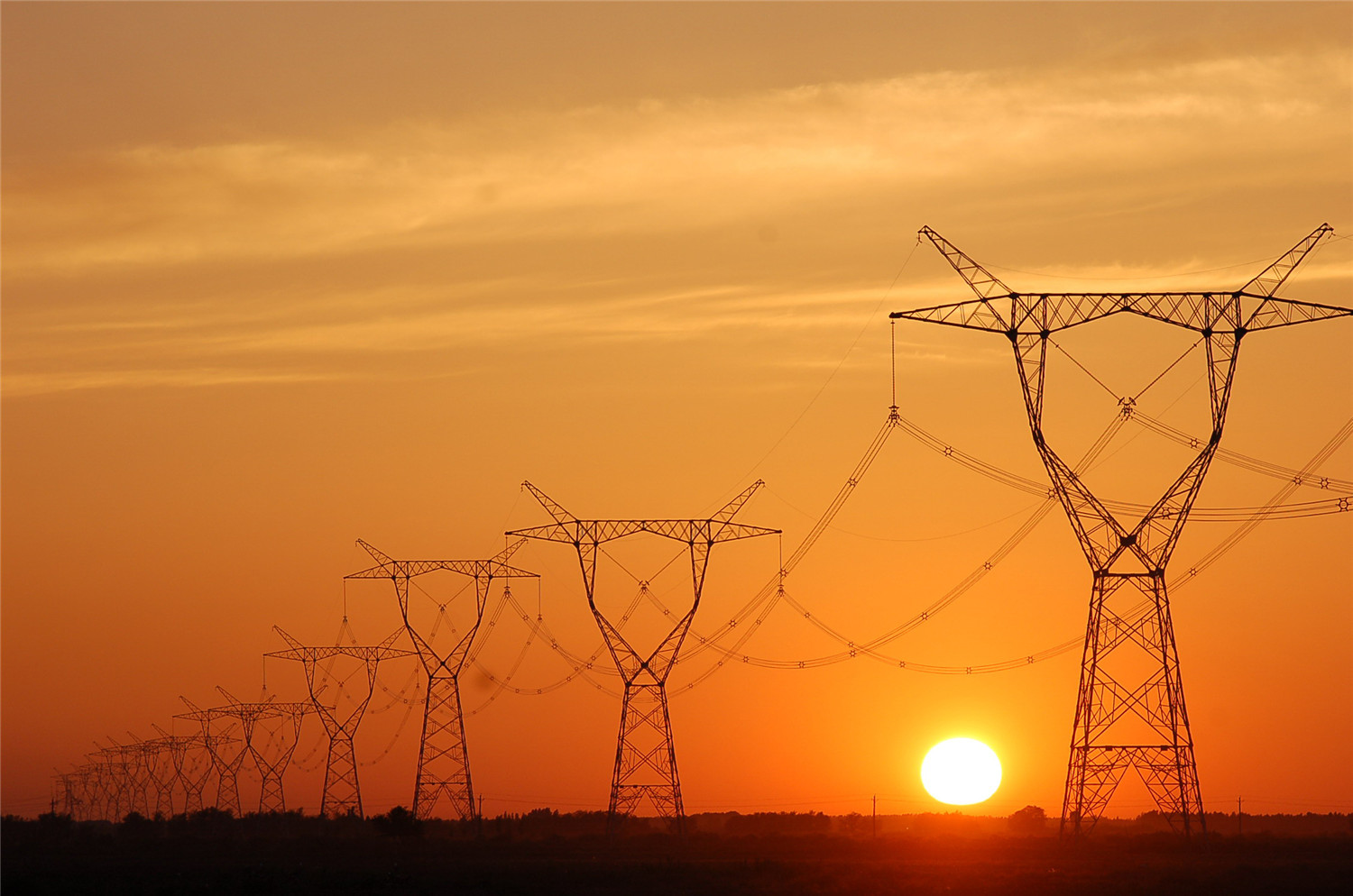 新疆750千伏铁塔.