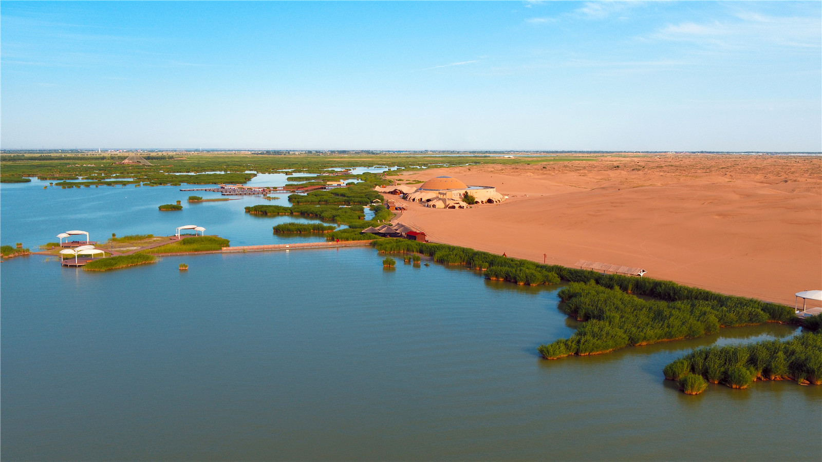 沙湖:湖清沙净生态美 玩沙戏水醉游人