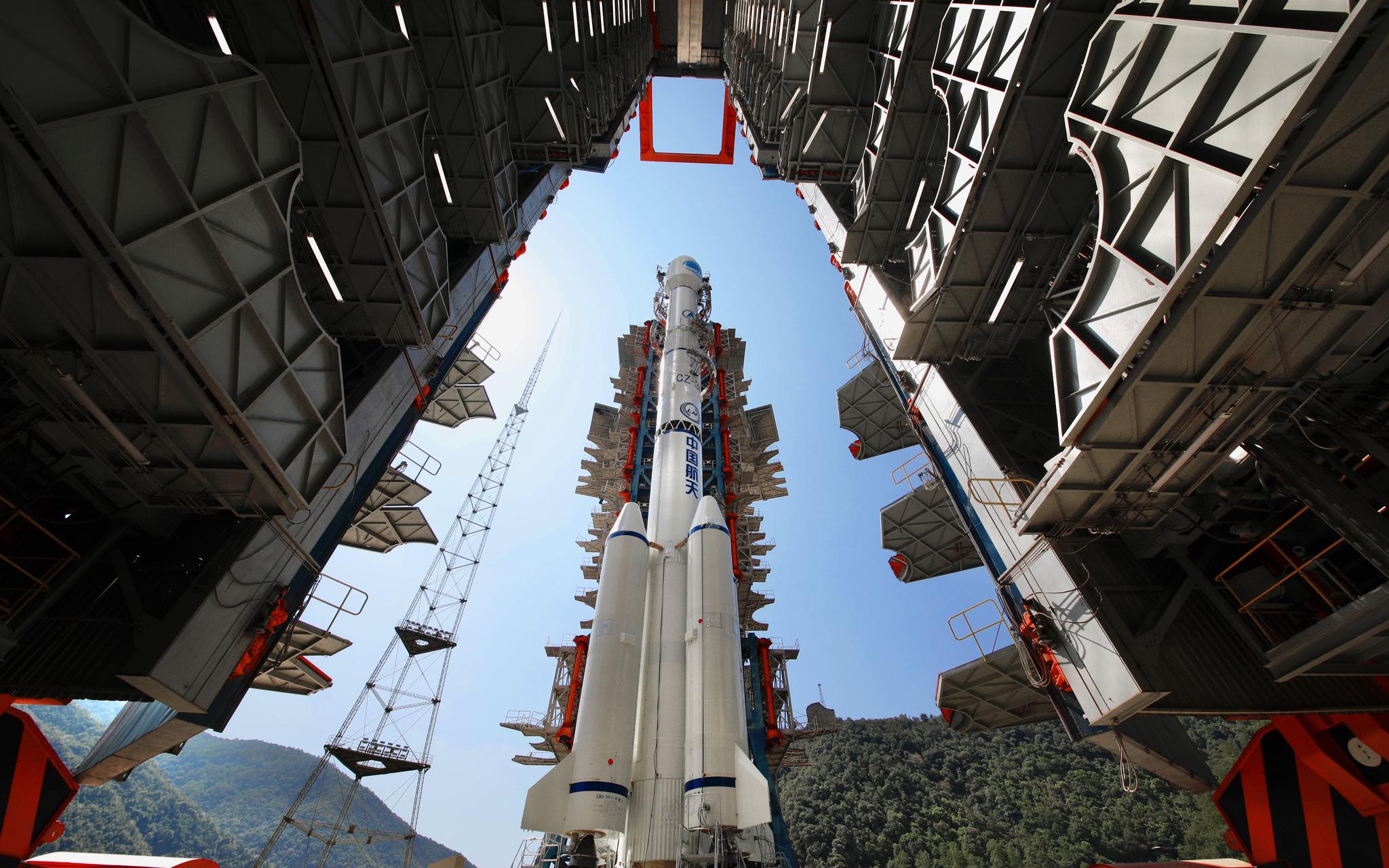 西昌卫星发射中心，执行北斗三号最后一颗组网卫星发射的长征三号乙运载火箭转运至发射区。航天科技集团一院供图