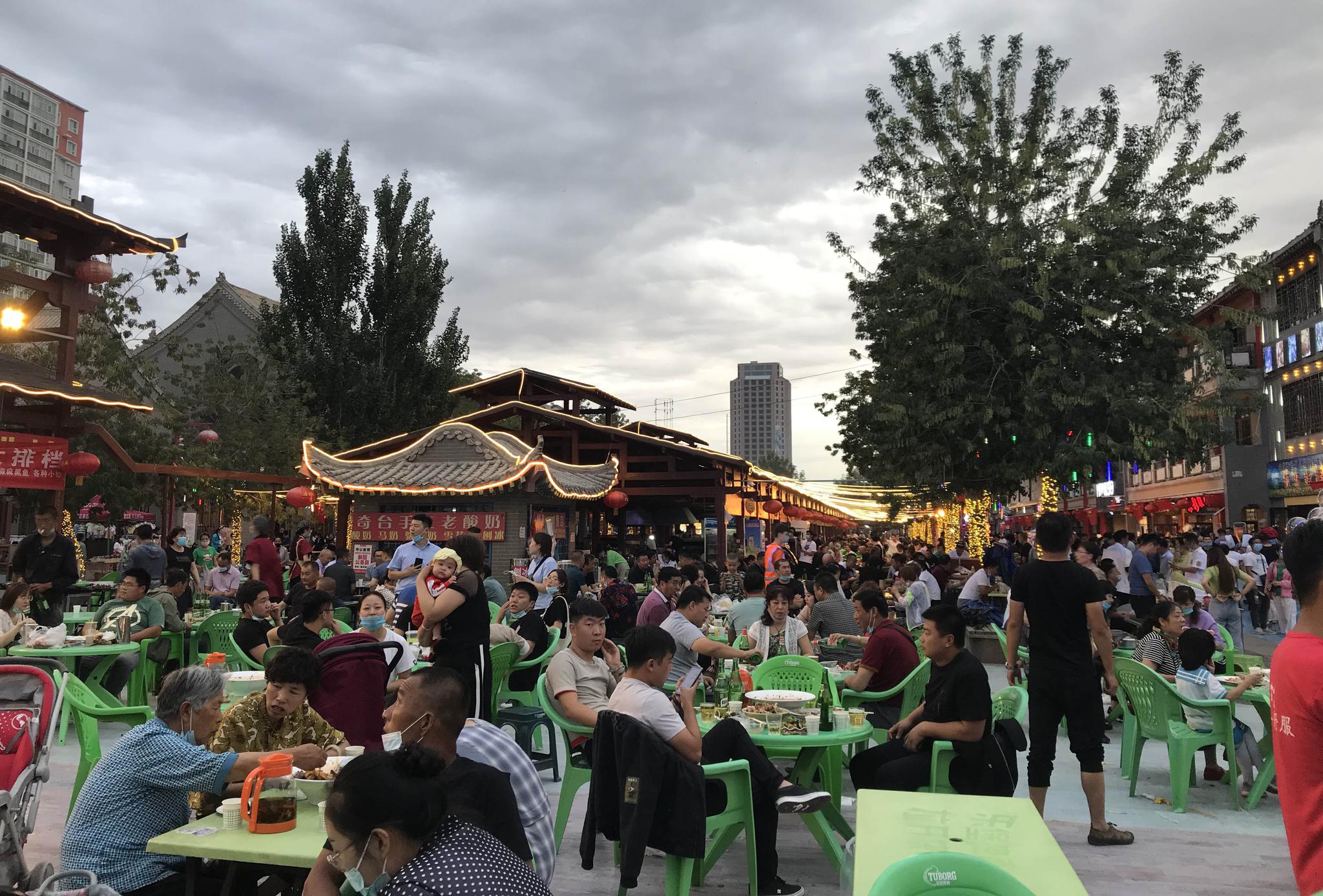 图为新疆昌吉州奇台县夜市.新华社记者顾煜摄