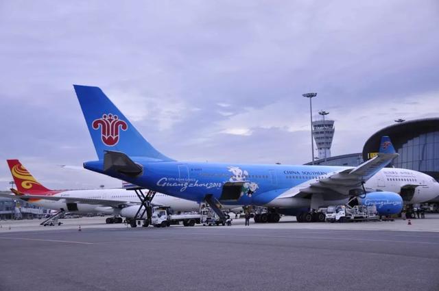 中国建双向12车道公路,摇身一变成战备机场