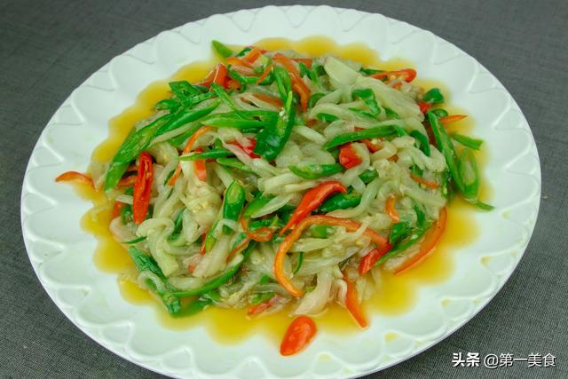 厨师长分享一道家常尖椒炒茄丝,比饭店做的都爽嫩可口,非常入味