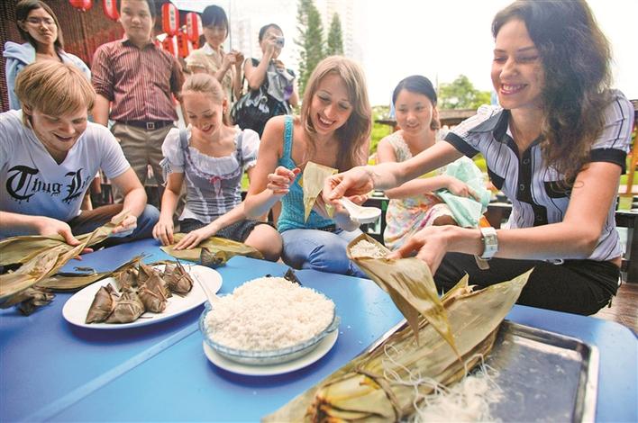 我想,最好的答案之一,是让外国人来包粽子,吃粽子.