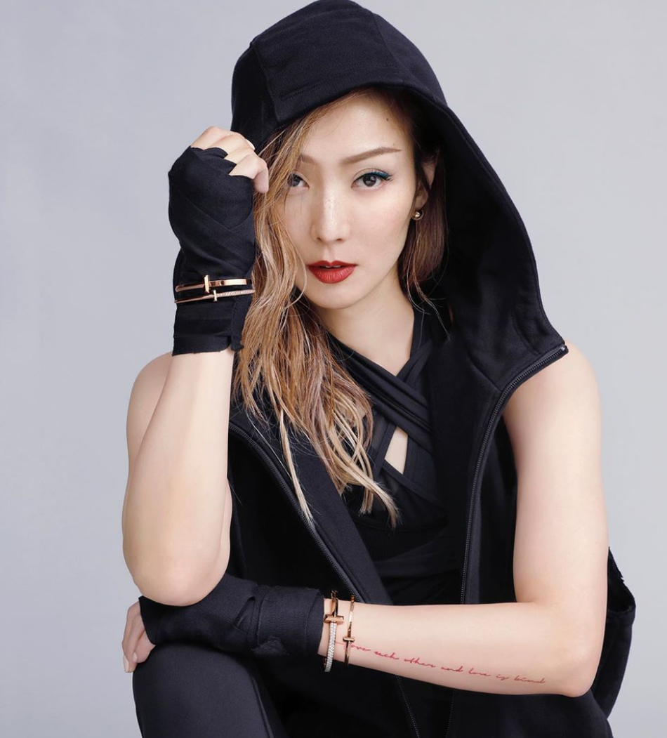 郑秀文穿深v露背西装性感优雅!不老魔女真有47岁?