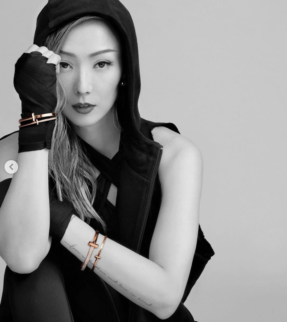 郑秀文穿深v露背西装性感优雅!不老魔女真有47岁?