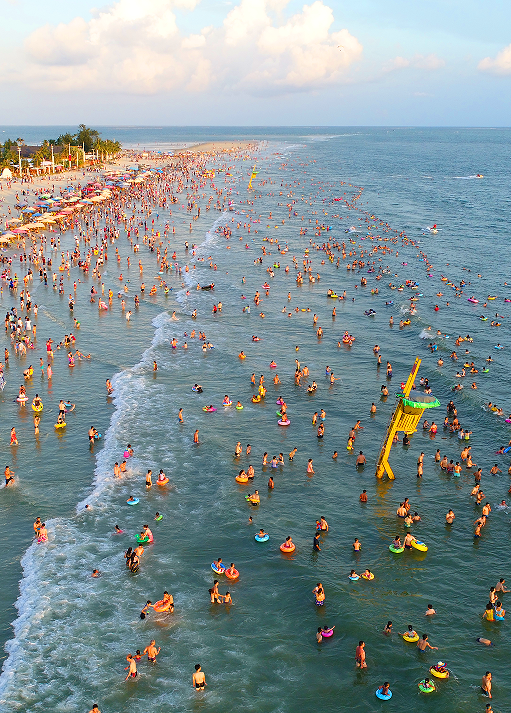 盛夏银滩银滩公园内,楼台阁宇风格各异,林荫小道曲折蜿埏,椰树林独具