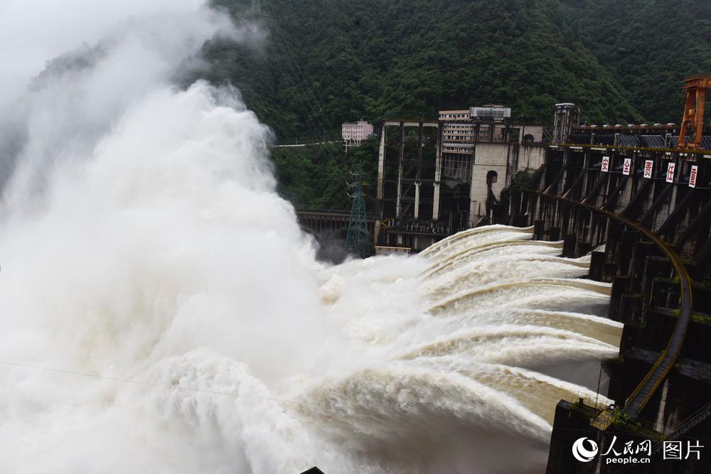 湖南凤滩水库全部13孔闸门开启泄洪