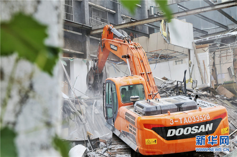 西安向违建"亮剑" 拆除城墙沿线5500平米违法建设