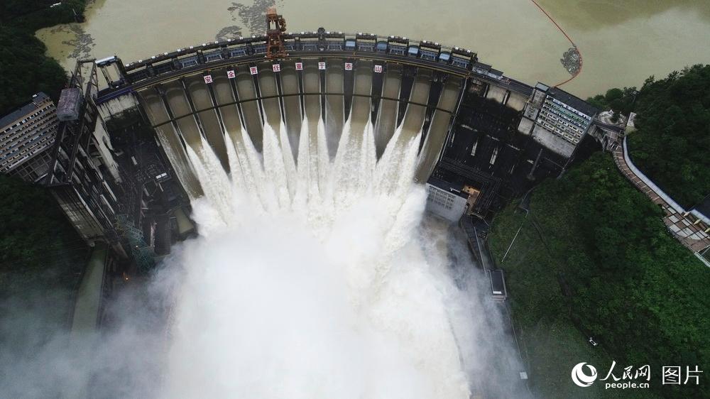 湖南凤滩水库全部13孔闸门开启泄洪