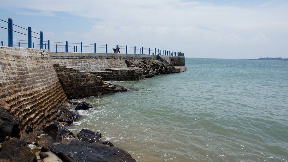 北傍东海岛,西依雷州湾,东南面是南海,是湛江市的岛外之岛,风景秀丽