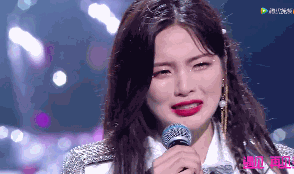 这下队友谁还忍得住,破涕为笑笑成一片.