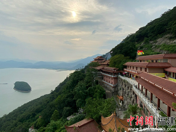 石竹山道院主要建筑群:仙君楼,观音厅,游客服务中心.郑训焓摄