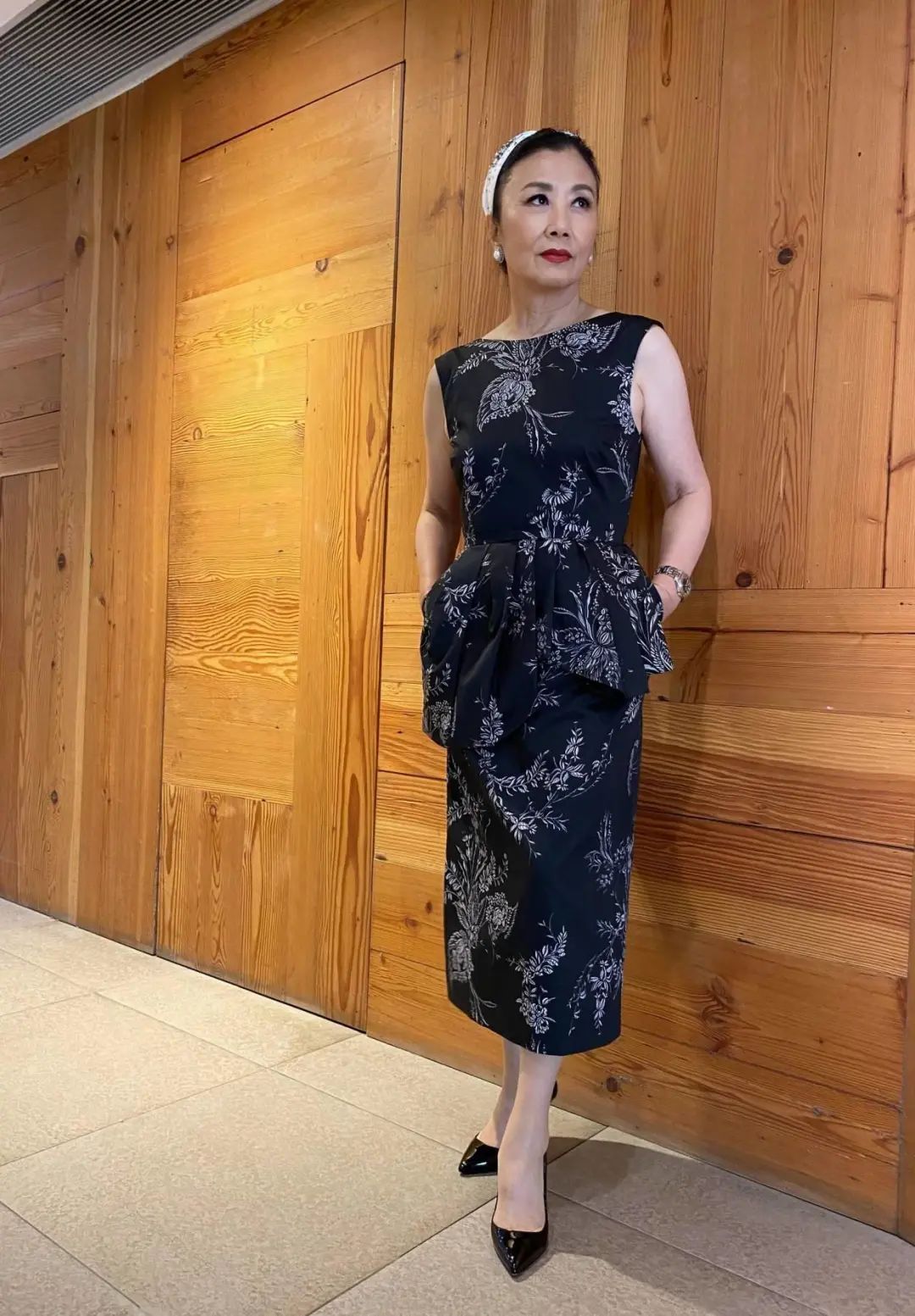 73岁汪明荃印花裙现身精致打扮难掩脸上皱纹优雅老去显知性美