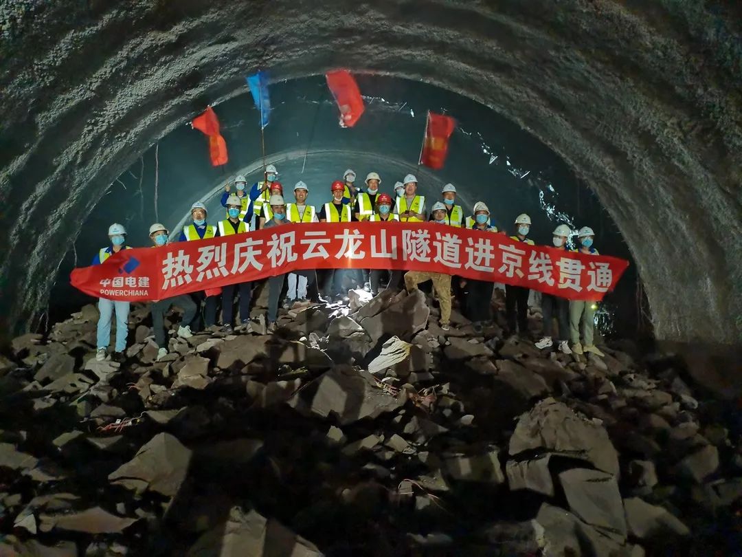 成功爆破昌赤路道路工程云龙山隧道左线贯通