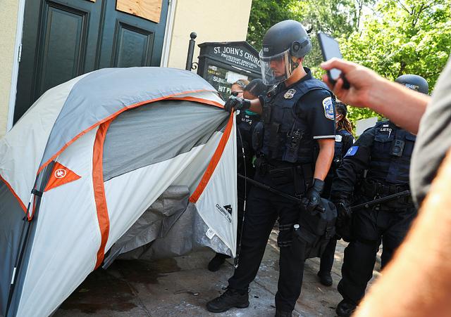 警察与示威者冲突后 美国白宫附近加强戒备