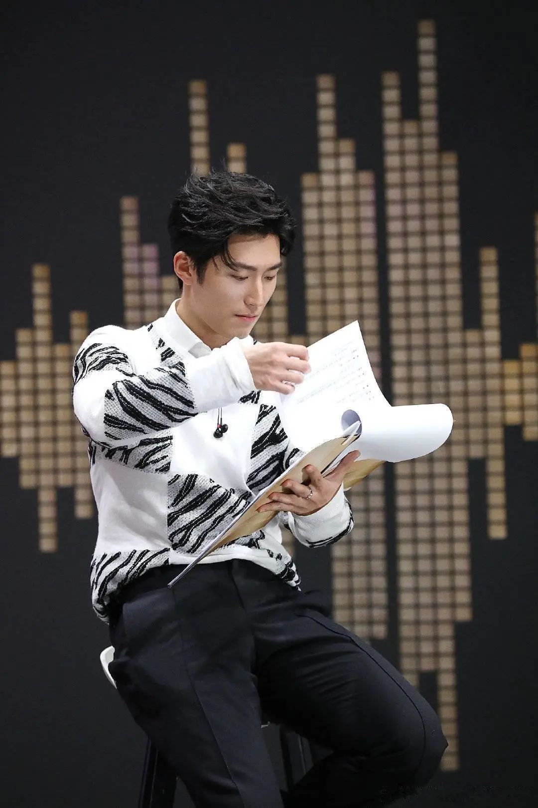 窦骁低调走机场,穿拼接t恤配黑色束腿裤,单手插兜痞帅范十足