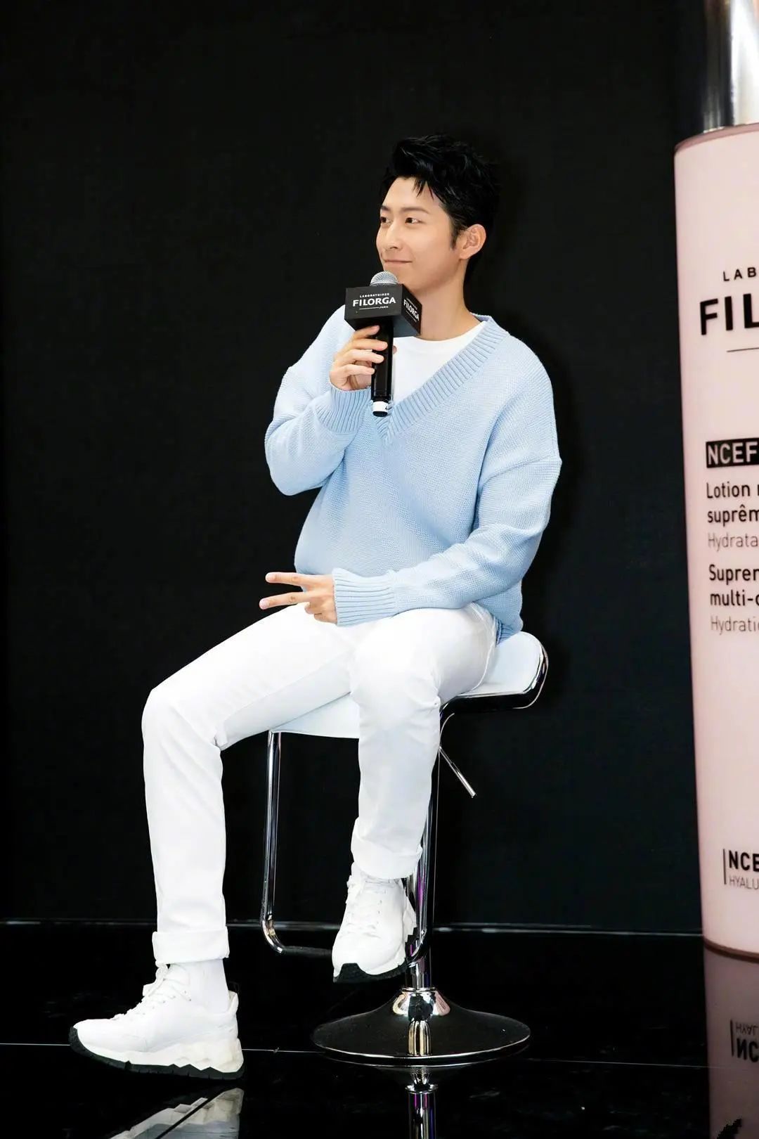 窦骁低调走机场,穿拼接t恤配黑色束腿裤,单手插兜痞帅范十足