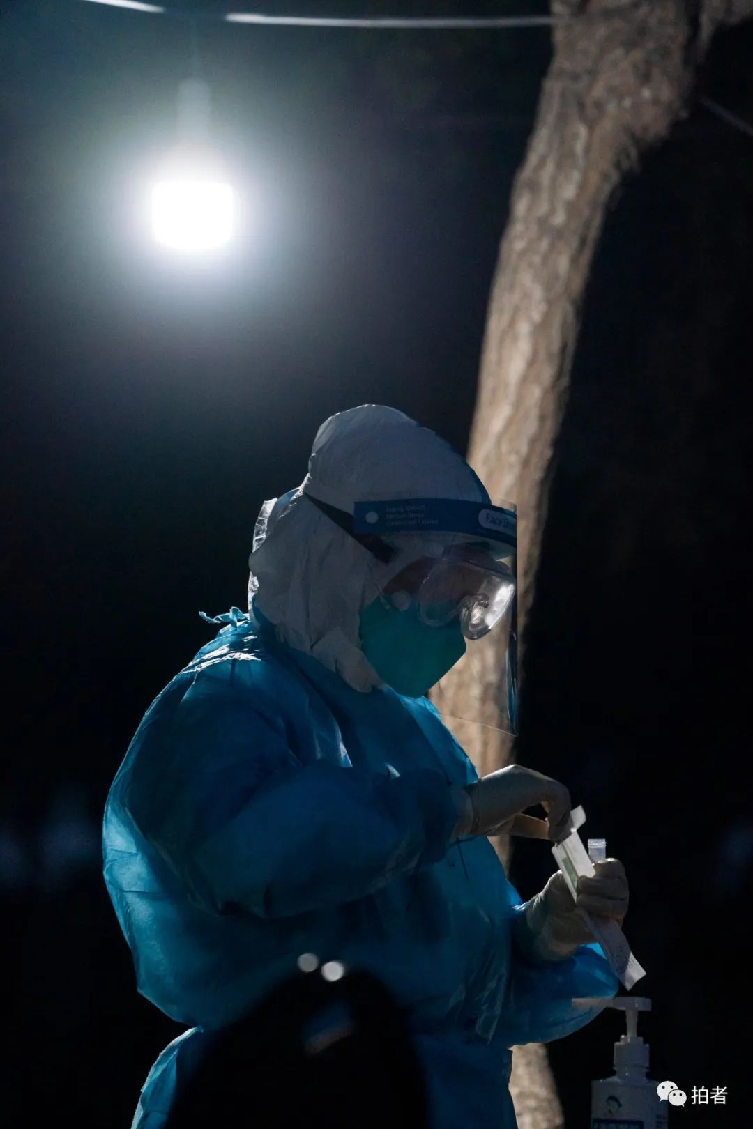 医务工作者在核酸采样点的日与夜丨摄影报道