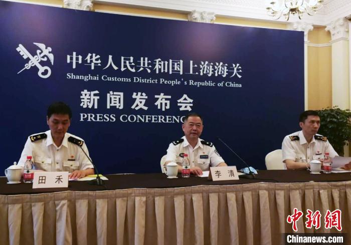 上海海关缉私局副局长李清(中)通报上海口岸缉毒情况 姜煜 摄