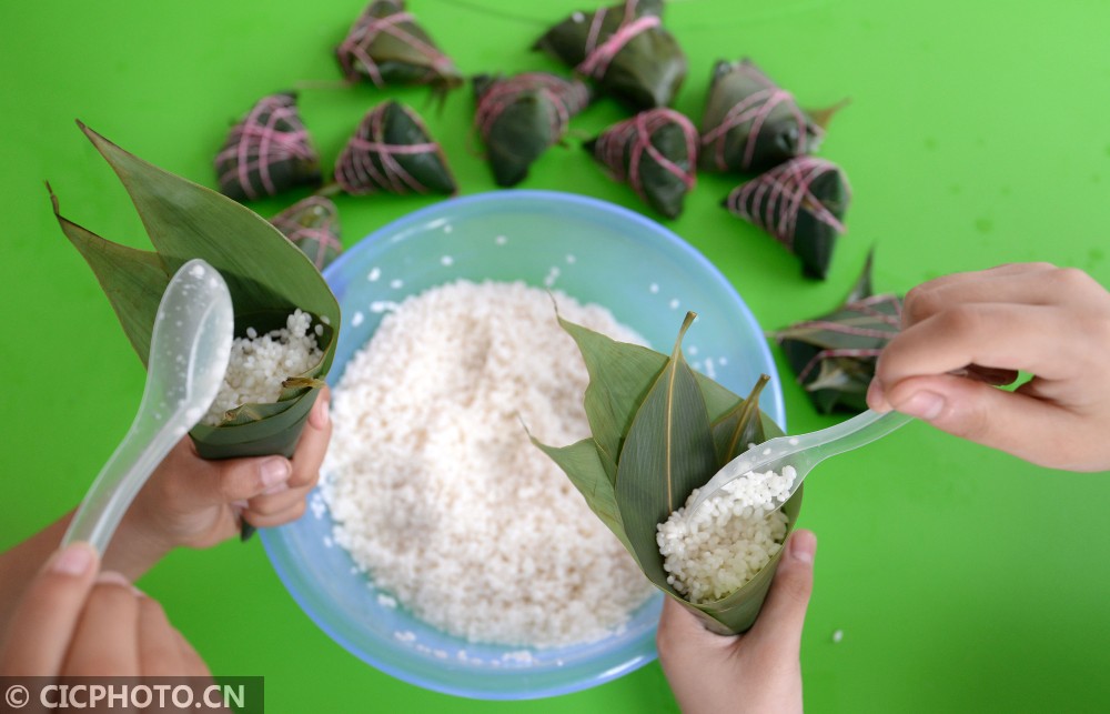 包粽子做香囊 品民俗迎端午