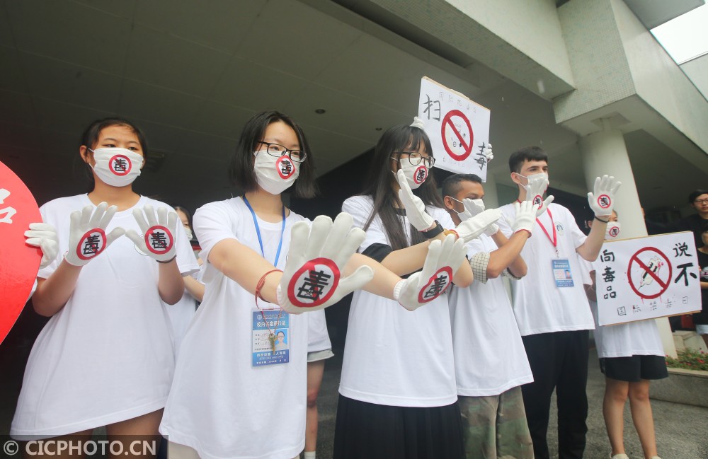 江苏南通:大学生宣传禁毒