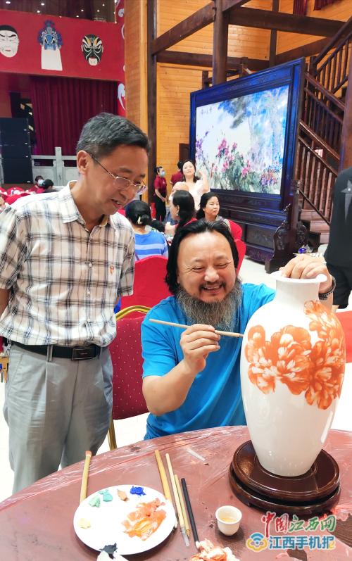 正文   景德镇市委副秘书长,市文旅局局长余志华,景德镇市文联党组