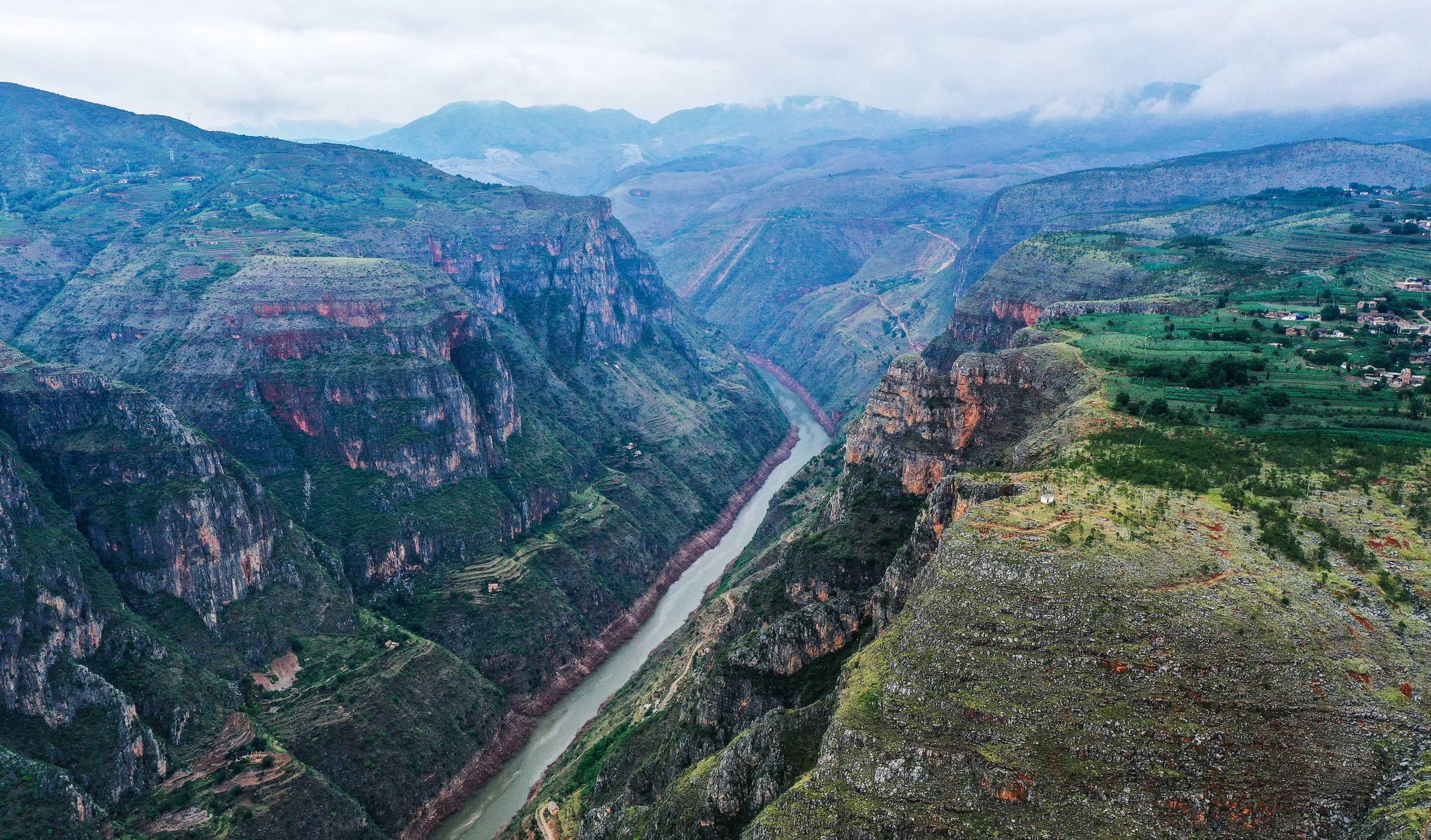 云贵高原一个悬崖村的饮水变迁