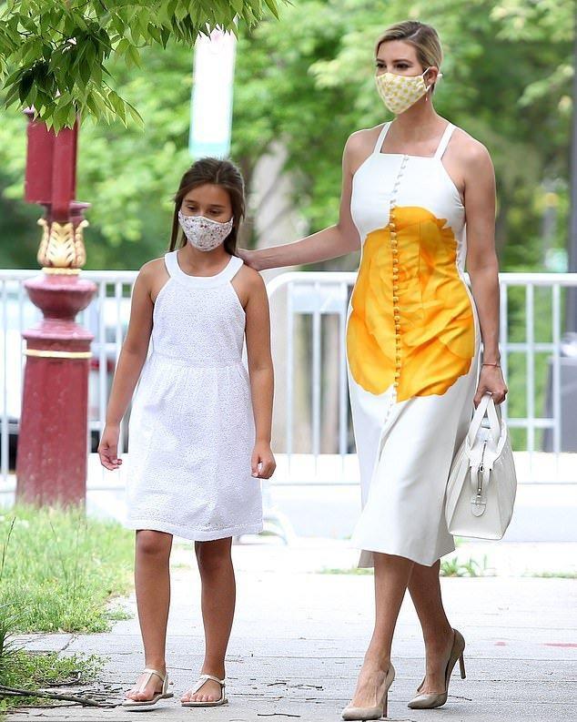 伊万卡携老公小孩亮相,穿吊带连衣裙配印花口罩,不愧是大公主