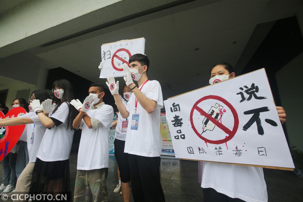 江苏南通:大学生宣传禁毒