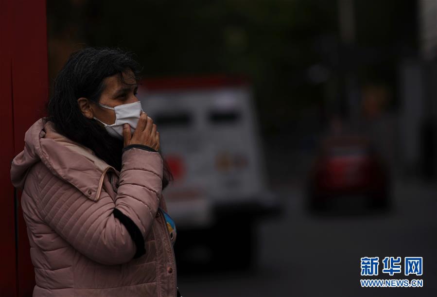 6月23日，在墨西哥首都墨西哥城，一名女士地震后站在街头。新华社发（戴维&middot;德拉帕斯 摄）