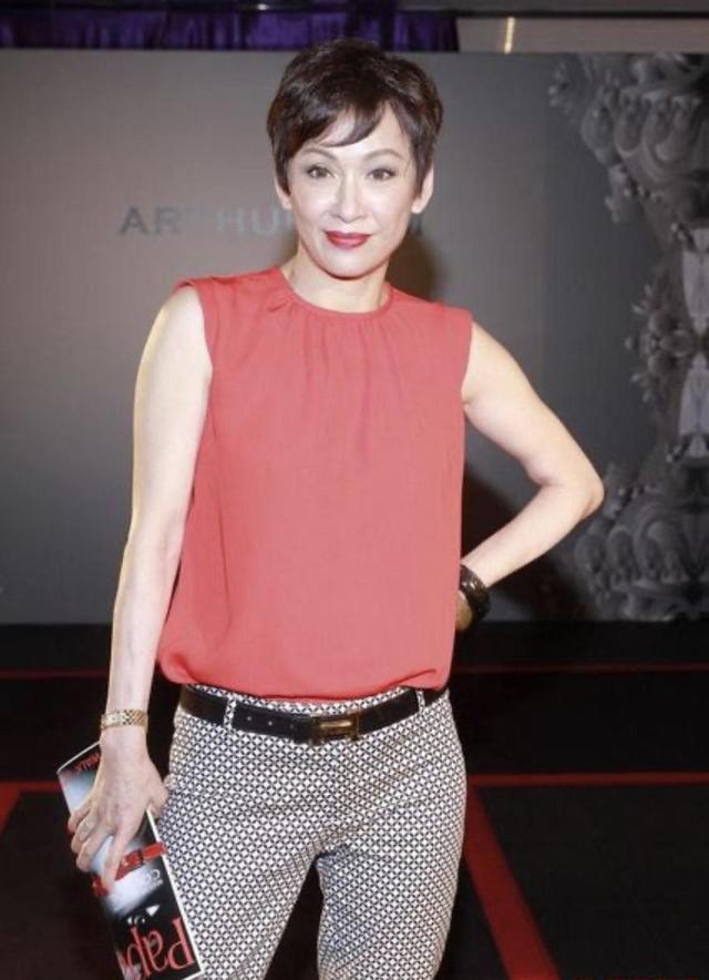 60岁余安安气质开挂,超短发搭配印花连衣裙减龄优雅,时髦大气