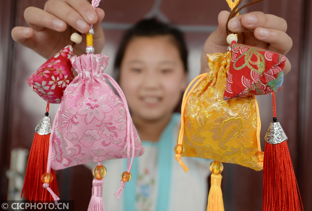 包粽子做香囊 品民俗迎端午