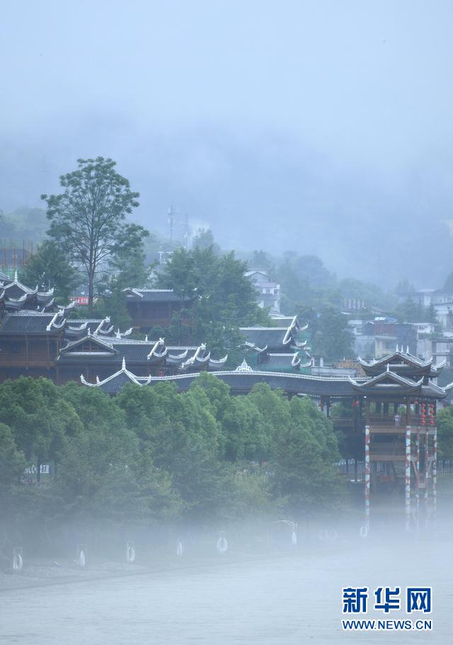 湖北恩施:亭台楼阁烟雨中