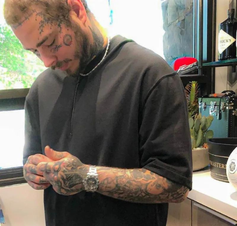 人气歌手post malone为了在头皮上纹身,直接剪了个光头!