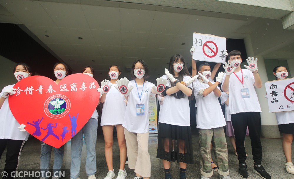 江苏南通:大学生宣传禁毒
