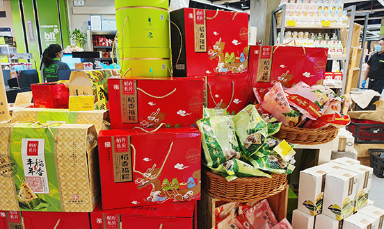 商场将粽子醒目陈列供顾客挑选.欧阳易佳摄