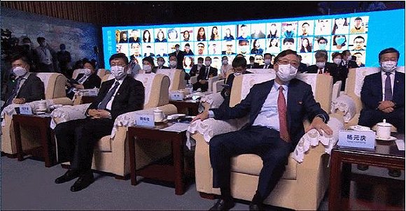 ▲世界智能大会观众席可以看到线上和线下参展者融合在一个场景中