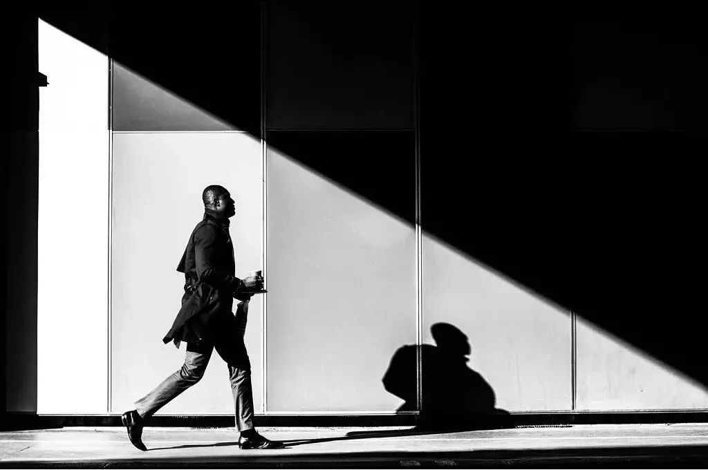 日常生活中,常见的适合用对角线构图拍摄的题材莫过于光影对比的场景