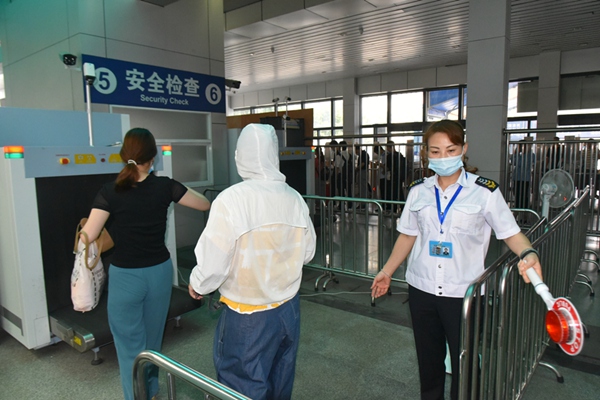 福州火车站假日客流节节高 疫情防控不漏项