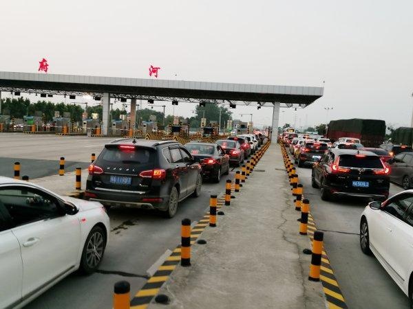 正文  6月24日上午9时开始,岱黄高速府河收费站前,大量出城车辆排起
