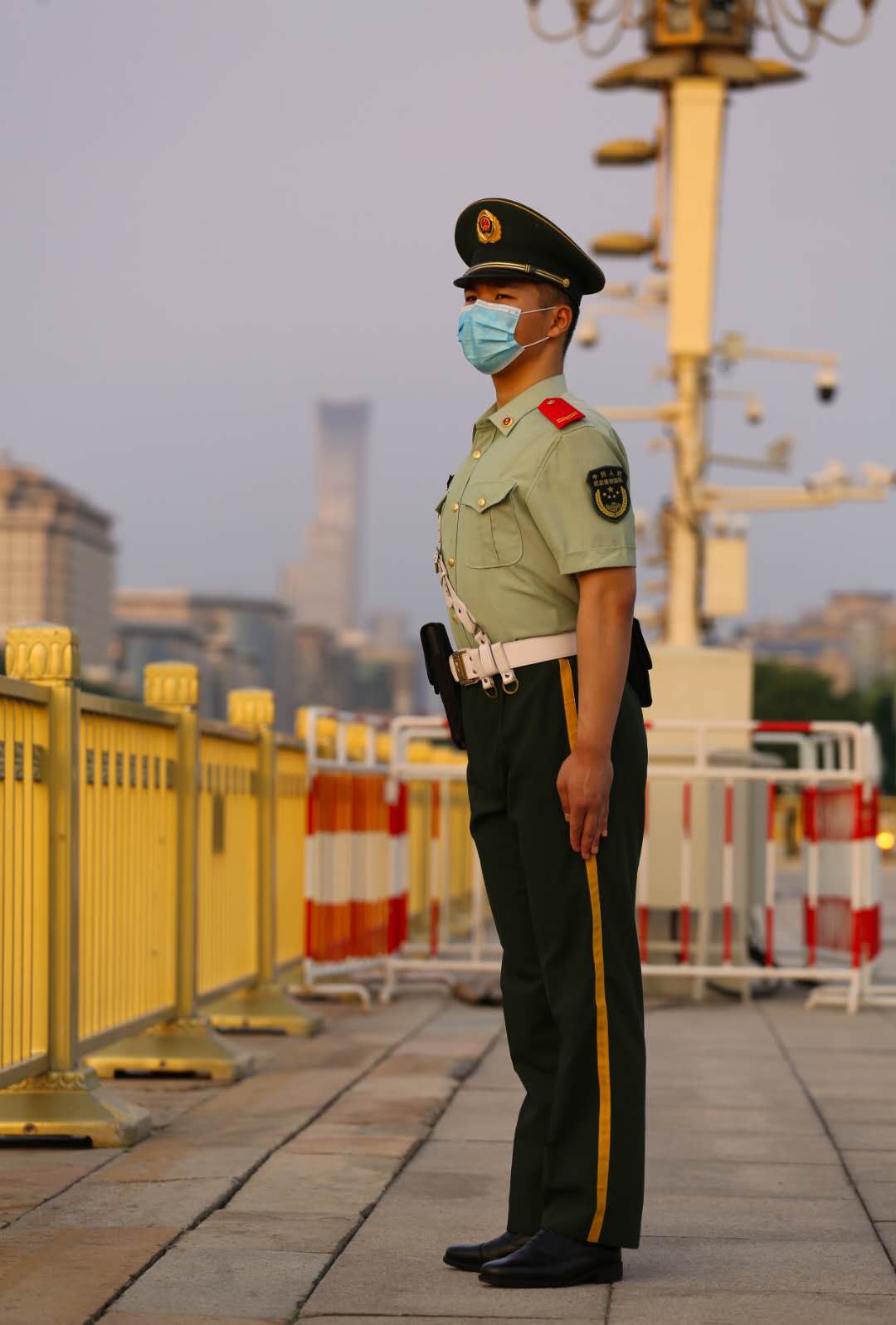 忠实守卫天安门的庄严和安宁烈日下的坚守哨兵履行神圣职责确保故宫