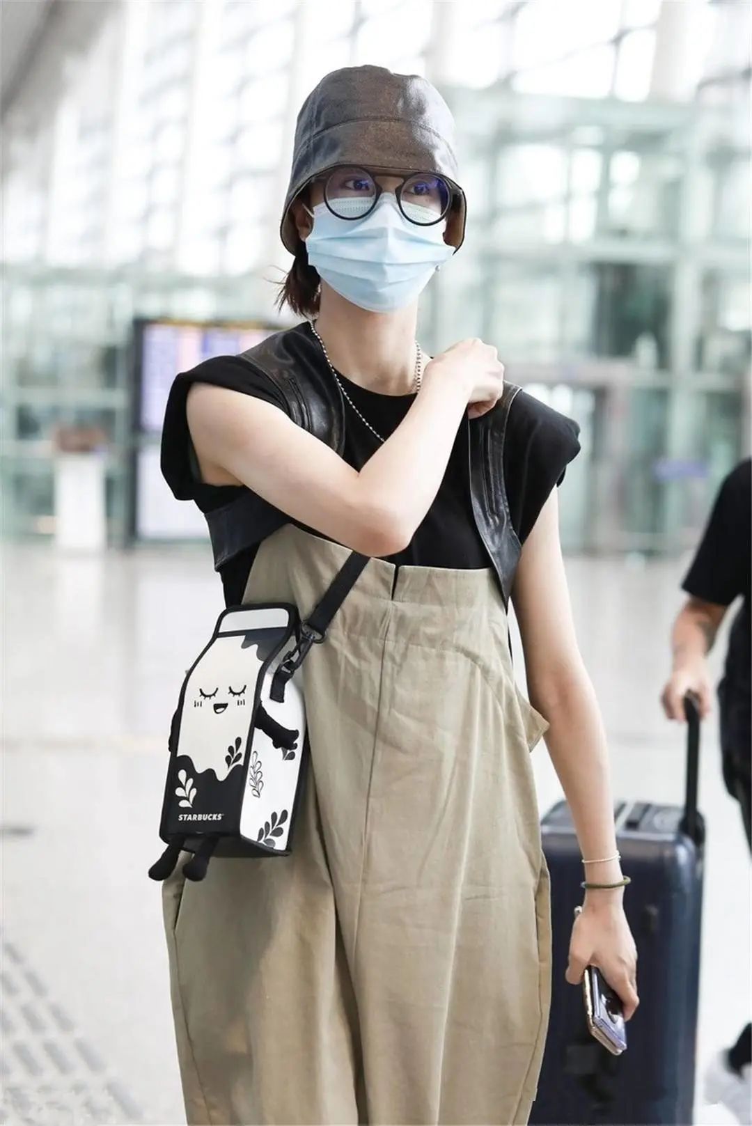 郁可唯的时尚好难懂为显腿长把裤子提到胸口没想到更加时髦了