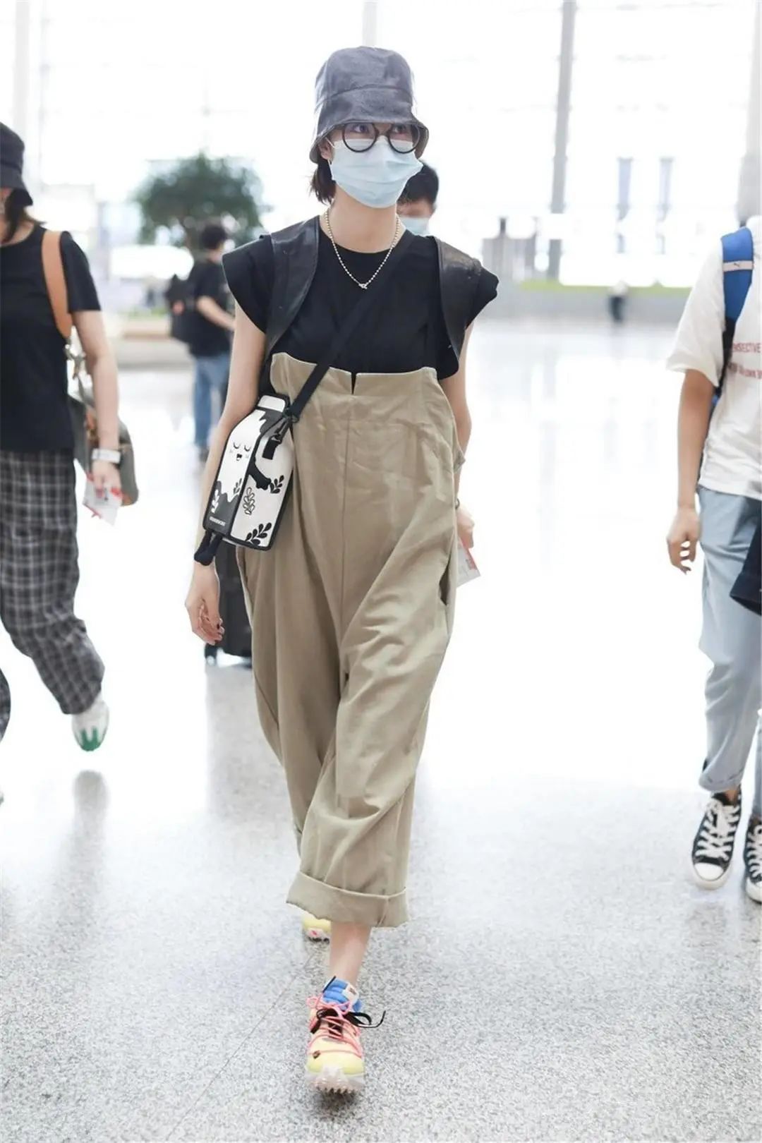 郁可唯的时尚好难懂为显腿长把裤子提到胸口没想到更加时髦了