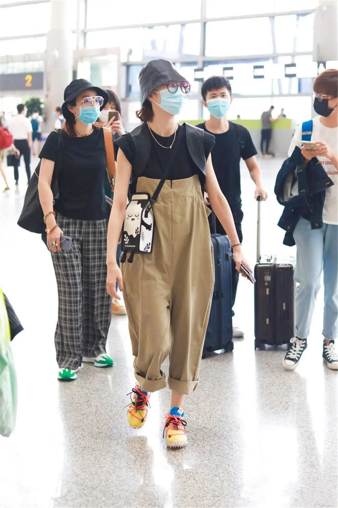 郁可唯的时尚好难懂为显腿长把裤子提到胸口没想到更加时髦了